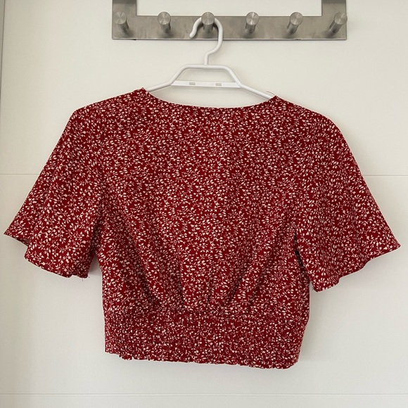 Red and white flower Shein t-shirt, never worn, size 4. - Picture 2 of 2